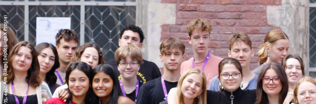 couverture de notre magasine avec une photo de groupe de nos volontaires
